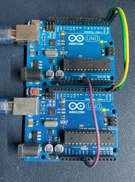 Due Arduino UNO collegati tra loro con le linee TX/RX incrociate