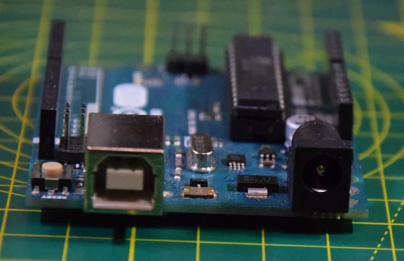 Dettaglio dei connettori di alimentazione e USB su Arduino UNO Rev.3
